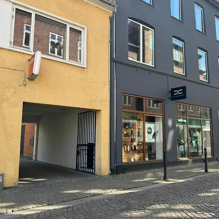 Aday - 1 Bedroom Balcony On The Pedestrian Street In